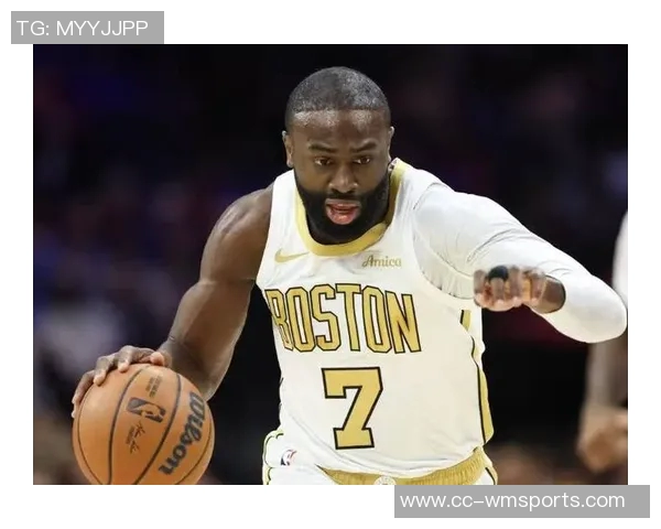 杰伦布朗半场表现平平12投仅4中贡献11分并抢下4个篮板